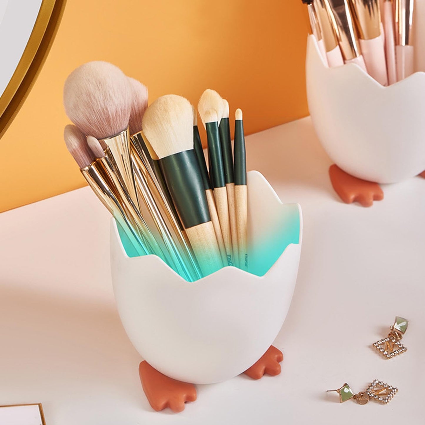 Broken Egg Shape Brush Holder